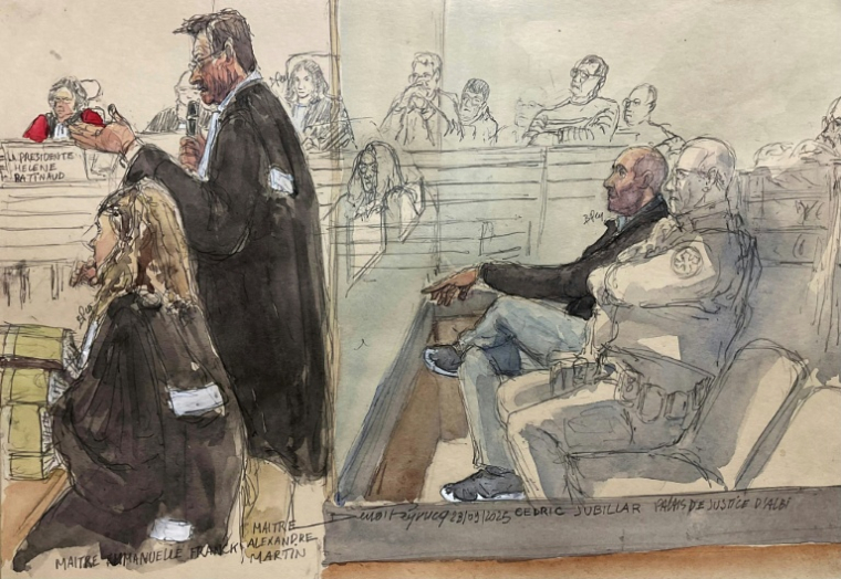 Croquis d'audience montrant Cédric Jubillar et ses avocats Alexandre Martin (C) et Emmanuelle Franck à son procès à la cour d'assises du Tarn, à Albi, le 23 septembre 2025 ( AFP / Benoit PEYRUCQ )
