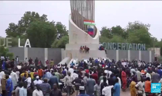Coup de force au Niger : des manifestants à Niamey brandissent des drapeaux russes