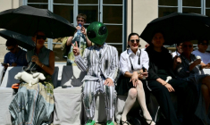 Un invité portant un masque d'extraterrestre assiste au défilé de la collection Thom Browne lors de la Fashion Week Homme Printemps/Été 2027 de Milan, à Milan, le 22 juin 2026 ( AFP / Stefano RELLANDINI )