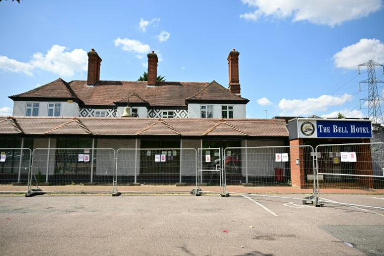 Des barrières de sécurité devant l'hôtel Bell, censé héberger des demandeurs d'asile, à Epping, au nord-est de Londres, le 18 juillet 2025, après des manifestations anti-immigration ( AFP / Ben STANSALL )