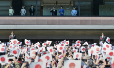 Des sympathisants agitent des drapeaux nationaux tandis que l'empereur Naruhito (3e à partir de la droite) apparaît au balcon du palais impérial avec l'impératrice Masako (2e à droite), leur fille la princesse Aiko (à droite), le prince héritier Akishino (3e à gauche), la princesse héritière Kiko (2e à gauche) et leur fille la princesse Kako (à gauche), à l'occasion du 65e anniversaire de l'empereur, à Tokyo, le 23 février 2025. ( AFP / Richard A. Brooks )
