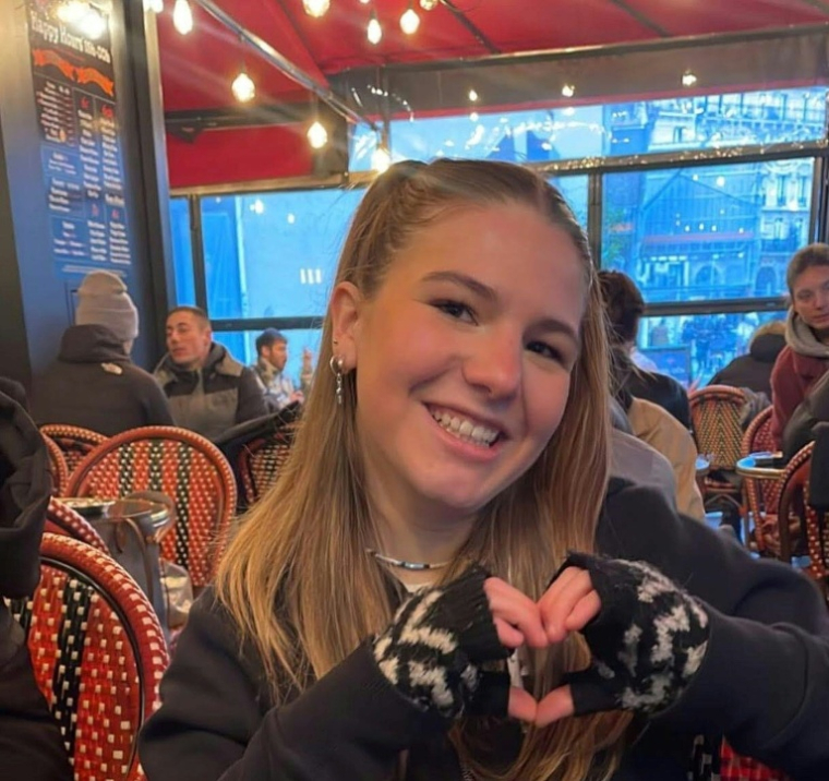 Photo non datée transmise par la famille Lepeltier, le 17 mai 2026, montrant un portrait de Chloé Lepeltier, tuée à l'âge de 20 ans dans un accident de la route en Savoie le 17 juillet 2023  ( FAMILY HANDOUT / Handout )