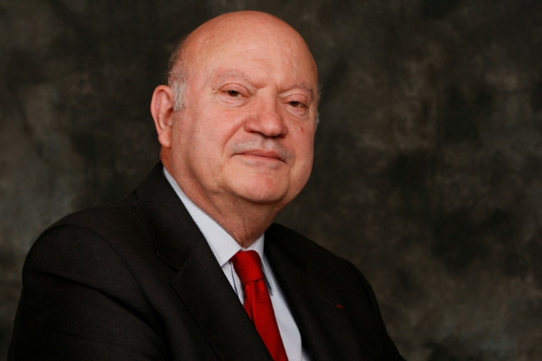 André Santini, alors secrétaire d'Etat à la Fonction publique, pose le 5 avril 2008 à Paris ( AFP / FRANCOIS GUILLOT )