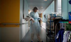 LA FRANCE PROCHE DU MILLION DE CAS DE CORONAVIRUS, MACRON AUPRÈS DES PERSONNELS SOIGNANTS