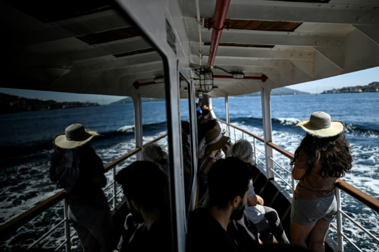 Des passagers à bord du ferry Pasabahçe, le 21 août 2025 à Istanbul, en Turquie ( AFP / KEMAL ASLAN )