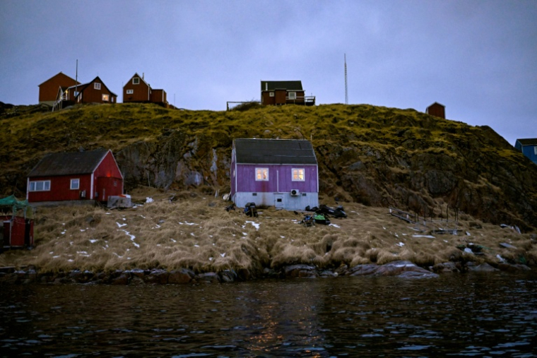 Des maisons dans le hameau de Sarfannguit, près de Sisimiut, au Groenland, le 1er février 2026 ( AFP / Ina FASSBENDER )