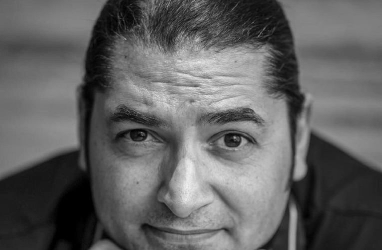 Portrait d’Alan Geaam, chef étoilé inspiré par le Liban où il a grandi. Autodidacte, il est aujourd’hui à la tête de deux restaurants dont un gastronomique et d’une toute nouvelle épicerie. crédit photo : Facebook
