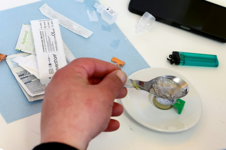 Un usager dans la salle d'injection supervisée de drogues Argos dont s'occupe l'association Ithaque à Strasbourg, le 4 juin 2025 dans le Bas-Rhin ( AFP / FREDERICK FLORIN )