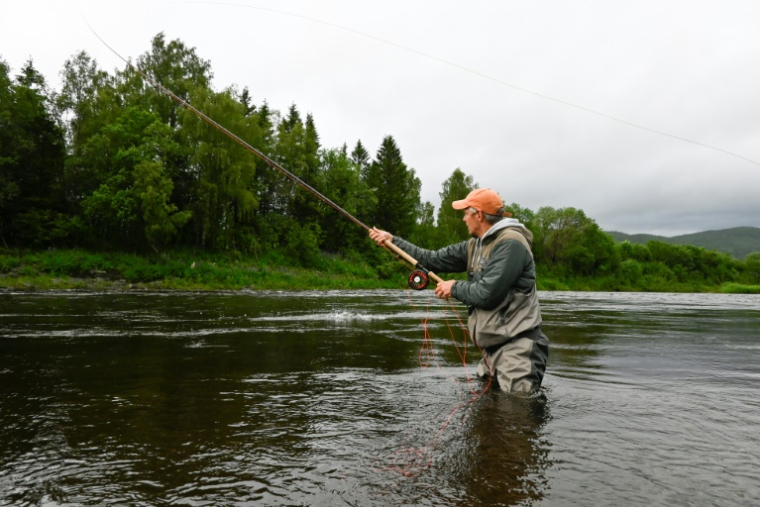 Le pêcheur Christer Kristoffersen lance sa ligne dans la rivière à Hegra, en Norvège, le 19 juin 2025 ( AFP / Jonathan KLEIN )