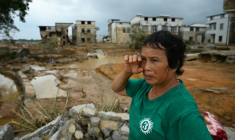 Une femme examine les dégâts dans le village de Liulan, inondé lorsqu'un réservoir s’est effondré dans la ville de Hengzhou, dans la région du Guangxi, au sud-ouest de la Chine, le 8 juillet 2026 ( AFP / GREG BAKER )