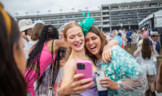 Des amies sourient pour un selfie lors de la 151e édition du Kentucky Derby à Louisville (Kentucky), aux Etats-Unis, le 3 mai 2025  ( AFP / LEANDRO LOZADA )