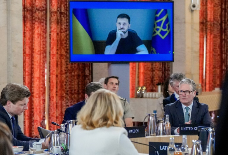 Le Premier ministre britannique Keir Starmer (d) et le président ukrainien Volodymyr Zelensky (à l'écran par liaison vidéo) participent à une réunion du sommet annuel des dirigeants de la Force expéditionnaire conjointe (JEF) à Oslo, le 9 mai 2025 en Norvège ( NTB / Lise Åserud )