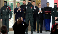 Emmanuel Macron et François Hollande à l'Elysée le 21 avril 2026 ( POOL / Michel Euler )