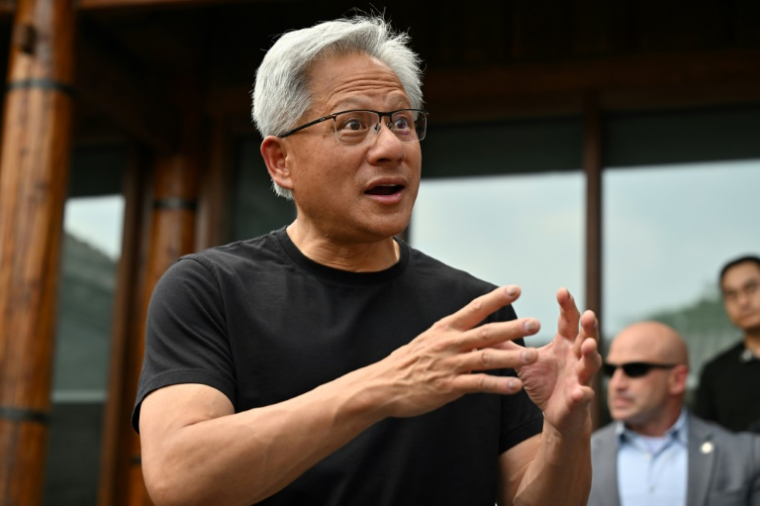 Le PDG de Nvidia, Jensen Huang, s'adresse aux journalistes à son arrivée à une conférence de presse dans un hôtel de Pékin, le 16 juillet 2025 ( AFP / Adek BERRY )
