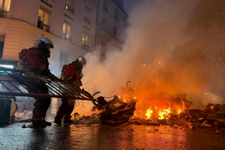 Les policiers tentent d'éteindre un feu allumé par les manifestants place des Fêtes à Paris, le 10 septembre 2025 ( AFP / Aurore MESENGE )