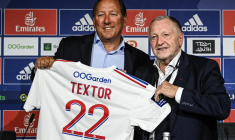 John Textor et Jean-Michel Aulas à Decines-Charpieu, près de Lyon, le 21 juin 2022. ( AFP / OLIVIER CHASSIGNOLE )