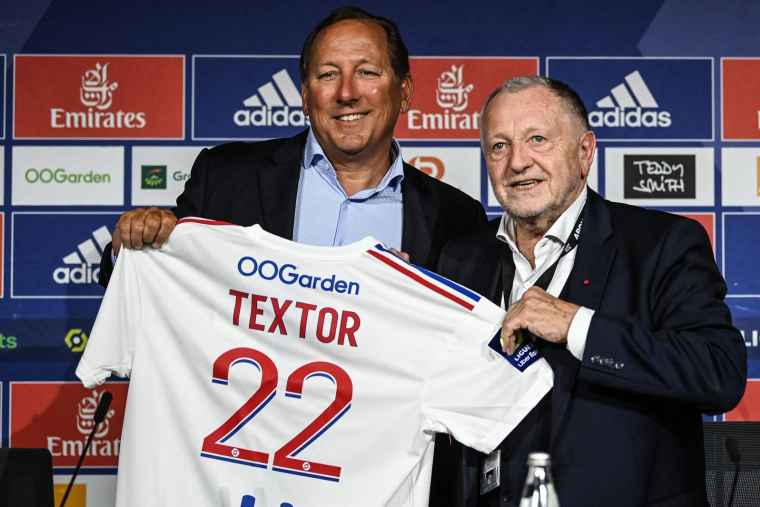 John Textor et Jean-Michel Aulas à Decines-Charpieu, près de Lyon, le 21 juin 2022. ( AFP / OLIVIER CHASSIGNOLE )
