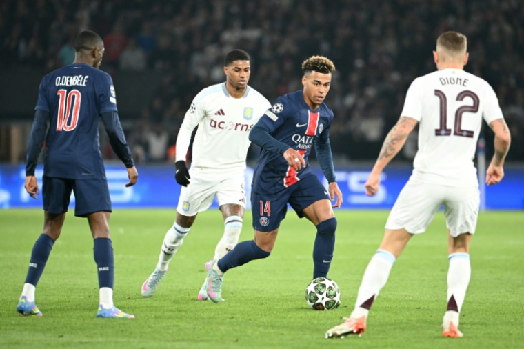 Le Parisien Desiré Doué (centre droit) a éclaboussé de son talent le quart de finale aller de Ligue des champions PSG-Aston Villa (3-1), le 9 avril 2025 au Parc des Princes ( AFP / Bertrand GUAY )