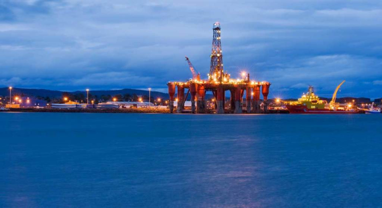 Une plateforme pétrolière en écosse. (© CC-Ukberardo62)