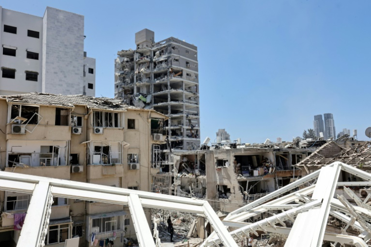 Vue des destructions causées après des tirs de missiles iraniens dans la ville côtière de Bat Yam, au sud de Tel-Aviv, le 15 juin 2025 ( AFP / GIL COHEN-MAGEN )