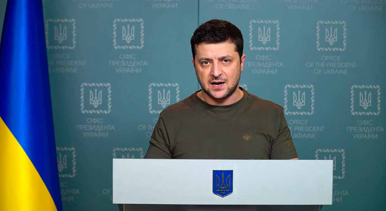 Curieux destin de celui de Volodymyr Zelensky. L'ancien comédien et humoriste de 44 ans, devenu président de l'Ukraine en 2019, a dû enfiler les habits de chef de guerre en quelques jours. (© AFP)
