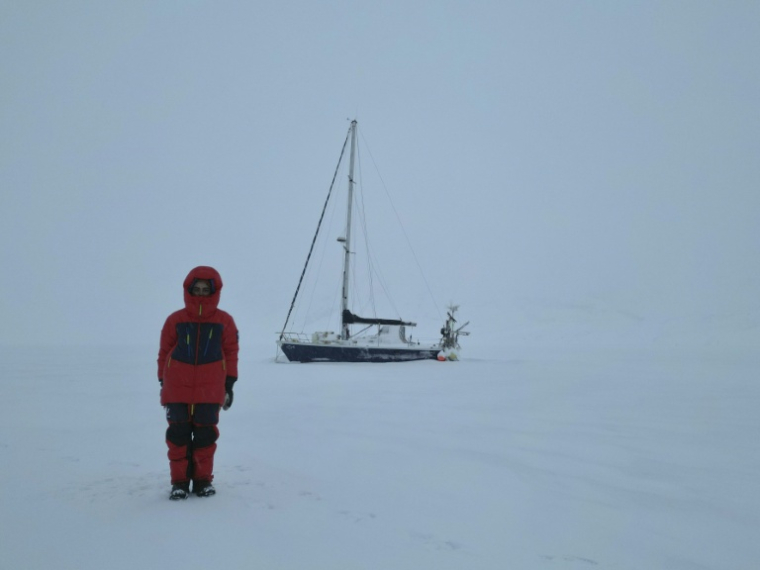 Photo fournie par Tamara Klink, réalisée le 19 janvier 2024, d'elle posant devant son bateau Sardinha 2 durant son voyage en solo en Arctique, sur la côte ouest du Groenland ( Courtesy of Tamara Klink / Tamara KLINK )