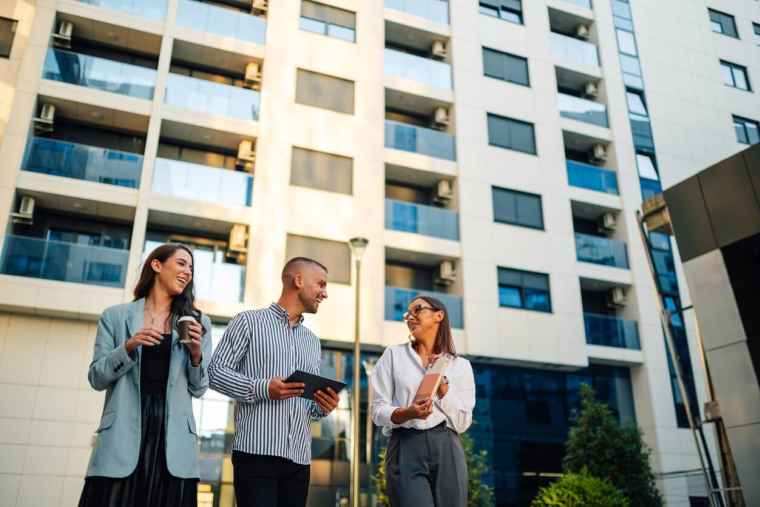 Immeuble de rapport : acheter un immeuble entier seul, bonne ou mauvaise idée ? / iStock.com - zamrznutitonovi