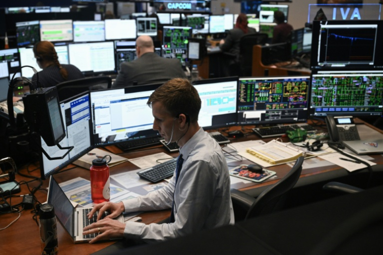 Les agents de contrôle surveillent le vaisseau Orion depuis le centre spatial Johnson à Houston, Etats-Unis, le 6 avril 2026 ( AFP / RONALDO SCHEMIDT )