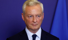 Le ministre français sortant de l'Économie, des Finances, de l'Industrie et de la Sécurité numérique, Bruno Le Maire, et le nouveau ministre, Antoine Armand, assistent à une cérémonie de passation de pouvoirs, à Paris