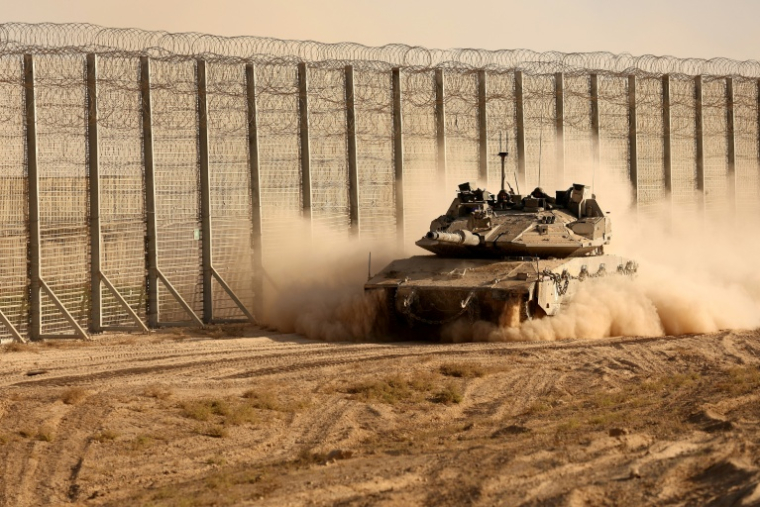 Un tank israélien circule le long de la barrière séparant Israël de la bande de Gaza le 21 octobre 2025. ( AFP / Jack GUEZ )