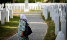 Une femme au mémorial du massacre de Srebrenica, à Potocari, le 28 août 2026 ( AFP / Nidal Saljic )