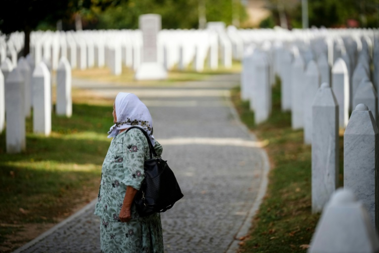Une femme au mémorial du massacre de Srebrenica, à Potocari, le 28 août 2026 ( AFP / Nidal Saljic )