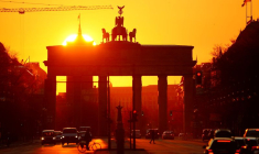 Le soleil se lève derrière la Porte de Brandebourg à Berlin
