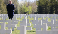 Le président français Emmanuel Macron au cimetière militaire français de Gdansk lors d'une visite en Pologne, le 20 avril 2026 ( AFP / Ludovic MARIN )