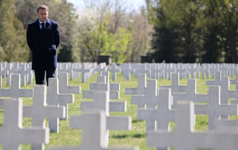 Le président français Emmanuel Macron au cimetière militaire français de Gdansk lors d'une visite en Pologne, le 20 avril 2026 ( AFP / Ludovic MARIN )
