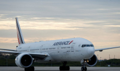 Un avion sur le tarmac de l'aéroport Paris-Charles de Gaulle