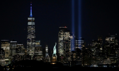 Deux faisceaux de lumière s'élèvent dans le ciel pour symboliser les tours jumelles dans le sud de Manhattan, à New York, le 11 septembre 2024 ( AFP / Leonardo Munoz )