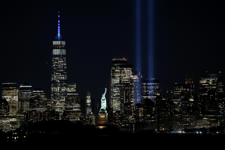 Deux faisceaux de lumière s'élèvent dans le ciel pour symboliser les tours jumelles dans le sud de Manhattan, à New York, le 11 septembre 2024 ( AFP / Leonardo Munoz )