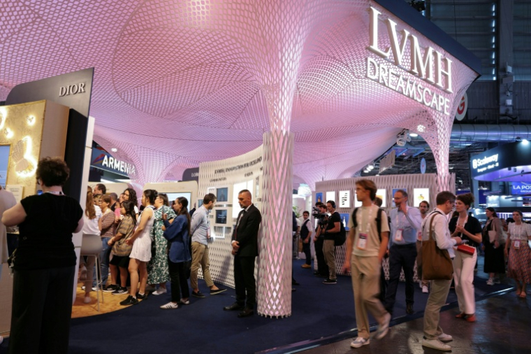Des visiteurs devant le stand LVMH Dreamscape, au salon VivaTech à Paris, le 12 juin 2025 ( AFP / Thomas SAMSON )