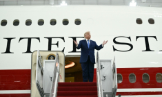 Le président américain Donald Trump sort du nouvel avion présidentiel Air Force One offert par le Qatar dans un hangar de la base aérienne Andrews, le 19 juin 2026 dans le Maryland ( AFP / Brendan SMIALOWSKI )