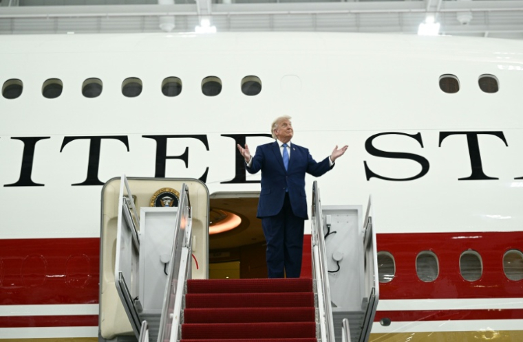 Le président américain Donald Trump sort du nouvel avion présidentiel Air Force One offert par le Qatar dans un hangar de la base aérienne Andrews, le 19 juin 2026 dans le Maryland ( AFP / Brendan SMIALOWSKI )