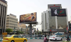 Des automobilistes passent devant d'immenses panneaux publicitaires arborant des photos de l'ayatollah Ali Khamenei, le défunt guide suprême de l'Iran, le 2 juillet 2026 à Téhéran, à la veille de ses funérailles ( AFP / - )