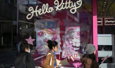 Des acheteurs font la queue devant un magasin Hello Kittyà Pékin, le 29 octobre 2026 ( AFP / Pedro PARDO )