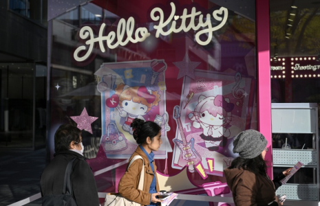 Des acheteurs font la queue devant un magasin Hello Kittyà Pékin, le 29 octobre 2026 ( AFP / Pedro PARDO )