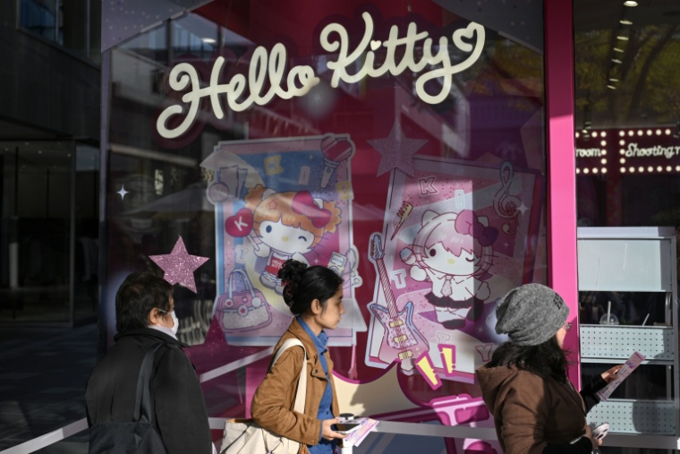 Des acheteurs font la queue devant un magasin Hello Kittyà Pékin, le 29 octobre 2026 ( AFP / Pedro PARDO )