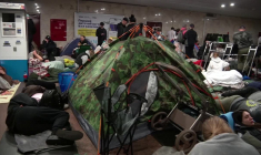 Les habitants de Kiev se réfugient dans le métro après une attaque russe