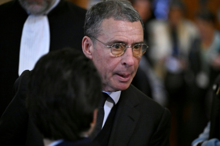 L'homme d'affaires franco-algérien Alexandre Djouhri, accusé d'avoir sollicité des financements libyens pour la campagne présidentielle de Nicolas Sarkozy en 2007, quitte le palais de justice pendant une pause, le 16 mars 2026 ( AFP / JULIEN DE ROSA )