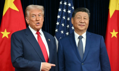 Le président américain Donald Trump (g) et le président chinois Xi Jinping lors d'une rencontre à la base aérienne de Gimhae, à Busan, le 30 octobre 2025 en Corée du Sud ( AFP / ANDREW CABALLERO-REYNOLDS )