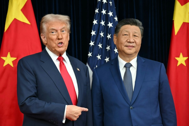 Le président américain Donald Trump (g) et le président chinois Xi Jinping lors d'une rencontre à la base aérienne de Gimhae, à Busan, le 30 octobre 2025 en Corée du Sud ( AFP / ANDREW CABALLERO-REYNOLDS )