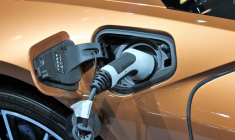 Certaines voitures électriques perdraient 50% de leur valeur en seulement un an sur le marché de l'occasion. (illustration) (GoranH / Pixabay)
